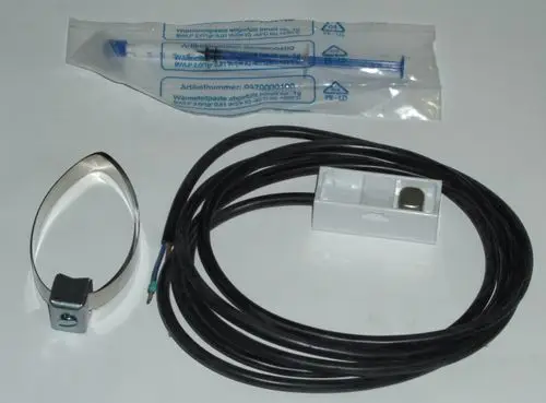 Daikin Mischerkreisfühler-Zubehör bestehend aus einem Sensor mit Kabel und Anschlussstück sowie einer Tube Wärmeleitpaste, auf einem weißen Hintergrund.